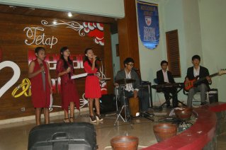 Jeugd zingt tijdens de dienst